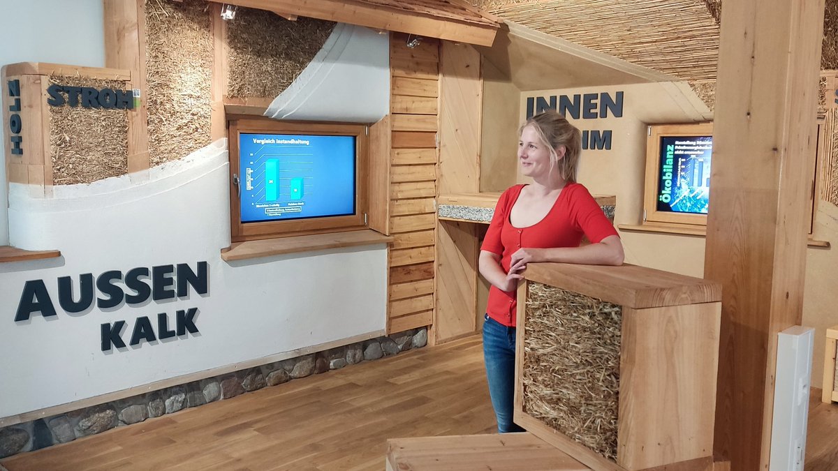 BurchertMichael's tweet photo. Schönen Feierabend gehabt mit @LauraKroschewsk &amp; @AlhamwiAlaa im Strohbau 5-Geschosser, Norddeutsches Zentrum für Nachhaltiges Bauen 💪🌾💚 #Bauwende https://t.co/QOZ2a55PVv