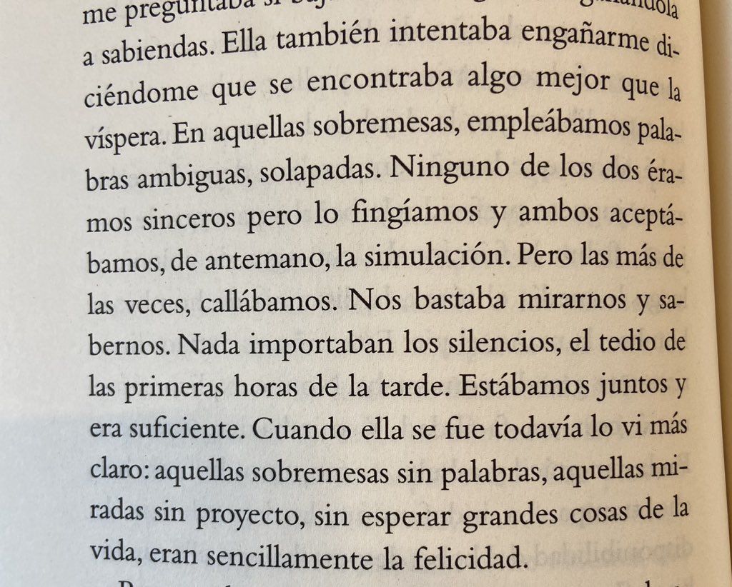 «Cuando ella se fue todavía lo vi más claro: aquellas sobremesas sin palabras, aquellas miradas sin proyecto, sin esperar grandes cosas de la vida, eran sencillamente la felicidad.».