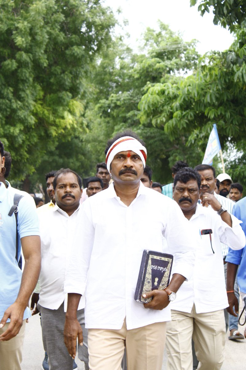 MaharajPullemla's tweet photo. మన చేతిలో ఒక్క రూపాయి లేకున్నా డా.అంబేద్కర్ అందించిన భారత రాజ్యాంగమే లక్షల కోట్లతో సమానం రాజ్యాంగం అనే ఆయుధంతో అగ్రకుల సమాజం చేస్తున్న ధన రాజకీయాన్ని గొప్ప కుప్పకూల్చి భారత రాజ్యాంగ రాజకీయాల్ని చేద్దాం రండి.
#PoliticsAsProfession
#DharmaSamajParty https://t.co/v3bjtvMLbP