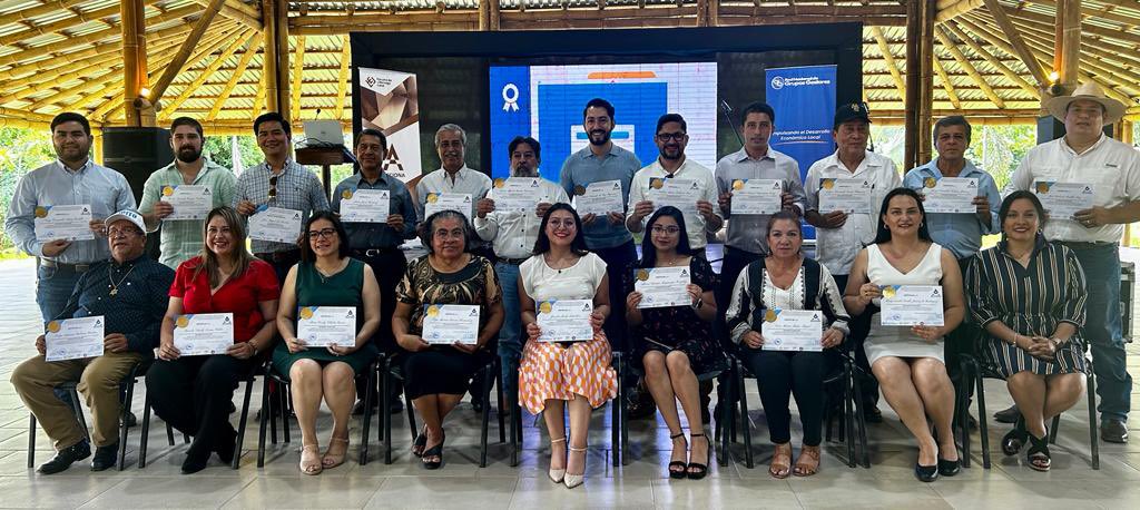 IRI_es's tweet photo. En #Guatemala  junto a @gruposgestores y desde la Maestría de Desarrollo de la @uvggt, felicitamos a los graduandos del “Diplomado Acciona 2023” especializados en #DEL quienes impulsan la generación de un #Ecosistema social de inversión en 9 departamentos del país . 🥳🥳👇🏼👇🏼 https://t.co/TV9HOAKfqA