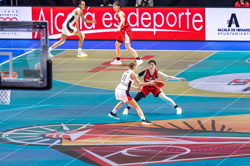 Parece que el futuro ya llegó...comenzaron hoy los cuartos de final del Mundial U19 femenino #FIBAU19 y por primera vez se jugó sobre piso LED, se estrenó con el partido entre Francia 🇫🇷 y Japón 🇯🇵 en el WiZink Center de Madrid, ESPECTACULAR!! 🏀🏀