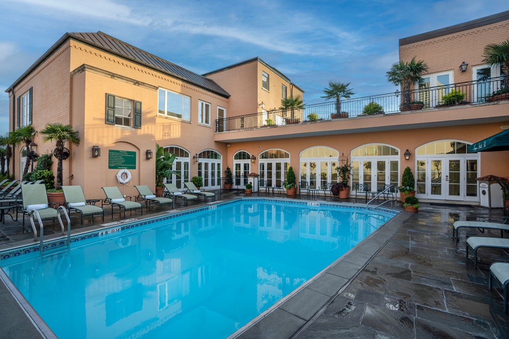 hotelmonteleone's tweet photo. Our rooftop pool is the perfect place to beat the heat during your summer vacay in New Orleans.
#ThePreferredLife #BelieveInTravel #iPreferRewards #MonteleoneMemories https://t.co/lnjb1nHAXt