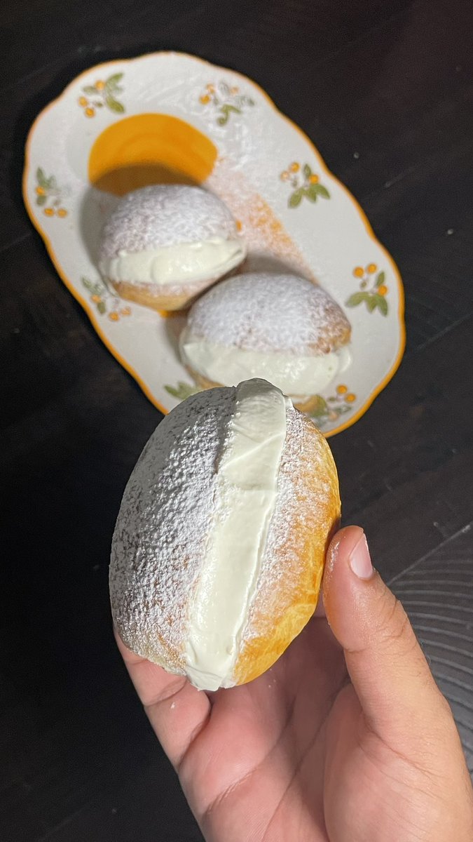 iAbdullah_sa's tweet photo. Homemade Maritozzi 🇮🇹
وهو عبارة عن خبزة بريوش صغيره محشية كريمة https://t.co/9GvcoHW9vY