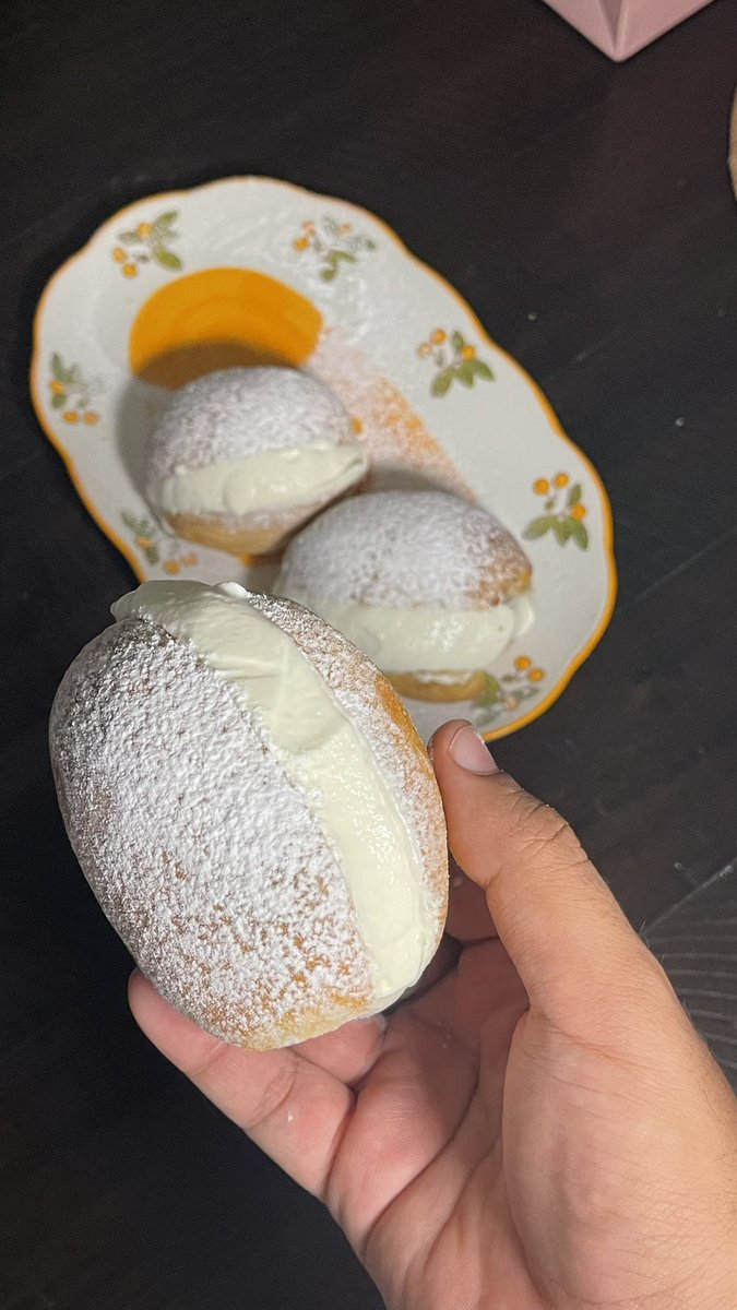 iAbdullah_sa's tweet photo. Homemade Maritozzi 🇮🇹
وهو عبارة عن خبزة بريوش صغيره محشية كريمة https://t.co/9GvcoHW9vY