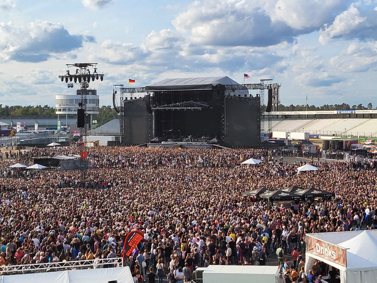 HamletderPirat's tweet photo. Arrrr. Ganz schön was los hier. Aber wen wundert es? The Boss Bruce Springsteen auf dem Hockenheimring. Piratenmäßige Stimmung!
#Hockenheimring #konzert #bruceSpringsteen #theboss #brucespringsteenandtheestreetband https://t.co/4OTBTZfqgN