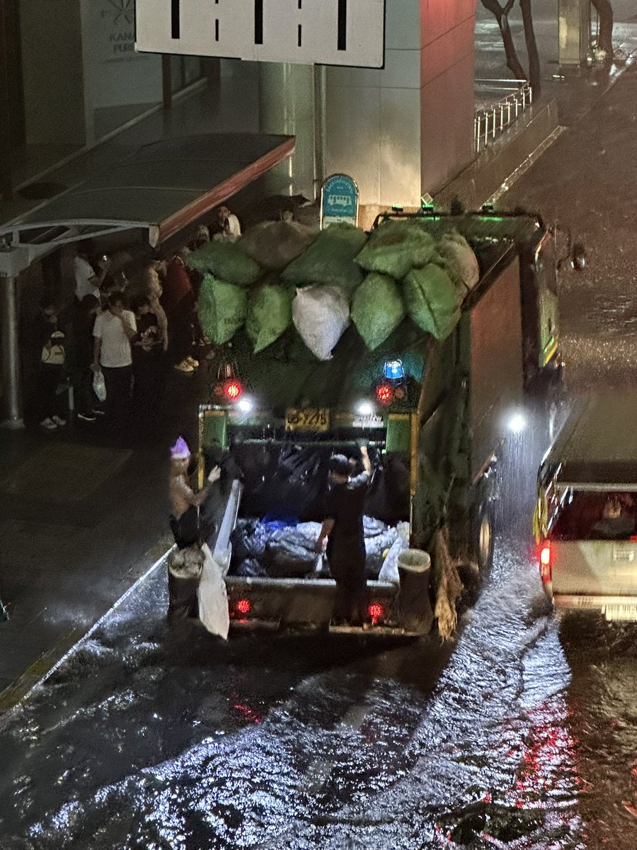 y80646104's tweet image. มึงดูนี่ดิ นี่แหละสภาพความเป็นจริงของบ้านเมือง คุณภาพชีวิตของคนในประเทศไทยจริงๆ ฝนตกหนักมากหลายชั่วโมง ตอนนี้ล่าสุด 00.30น. มีหลายเหตุการณ์เกิดขึ้นในเวลาใกล้ๆกัน คือ ฝนตกหนักมากกก และที่ตามมาคือน้ำท่วมไง แต่ที่พีคคือ บางคนพึ่งเดินทางกลับบ้านบางคนพึ่งเลิกงาน (ต่อ)#น้ำท่วม #ฝนตก