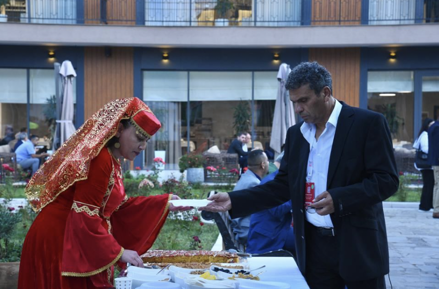 A banquet closed the "global media forum" hosted by Azerbaijan in Shushi today.

Again, the AZ gov is starving 120k people next door. And I wonder how many of the foreign journalists who "apologized" for prior trips to Karabakh did so to attend this.