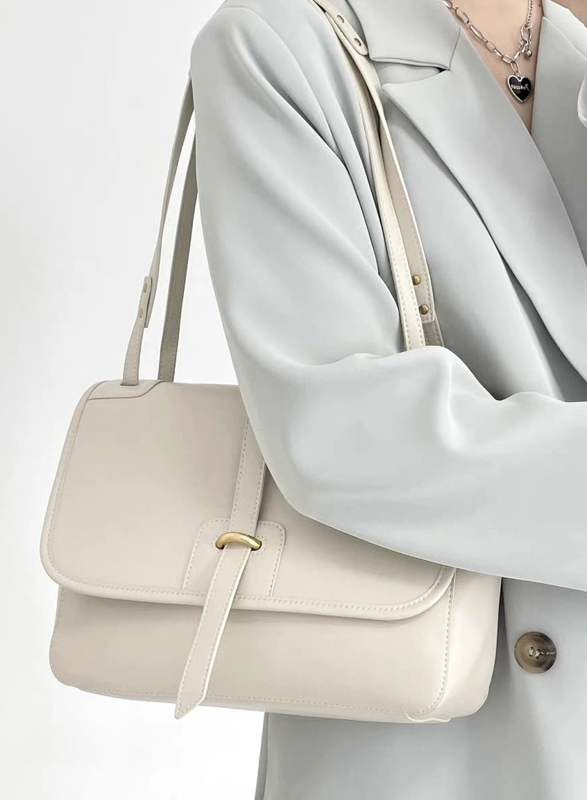 Peepinkshop's tweet image. อึ้งแปป;-; ไปเจอกระเป๋าเรียบหรูดูแพง ด้านในกว้างใส่ได้ทั้งไอแพด หนังสือ ร่ม ขวดน้ำ มีช่องใส่ของอีก2ช่อง ตัวสายจะปรับเป็น Crossbody หรือสะพายไหล่ก็ได้ ดีเว่ออ