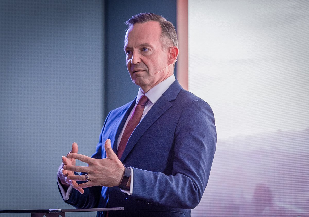 BMV's tweet image. Germany goes digital: neue Software AutobahnOS vernetzt &amp;amp; automatisiert #Fernstraßen. Intelligente Steuerung für sichere, komfortable &amp;amp; klimafreundliche Fahrten ohne Unfall, Zeitverlust &amp;amp; Ärger. Deutlicher Fortschritt für mehr #Verkehrssicherheit &amp;amp; weniger #Staus.