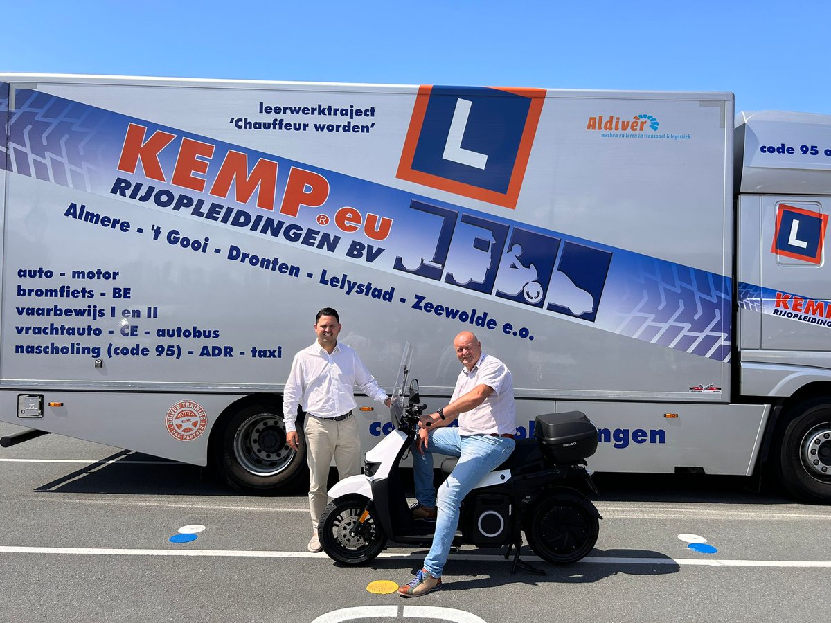 EMilerscom's tweet image. Afgelopen woensdag is door KEMP Rijopleidingen de eerste Silence e-scooter in gebruik genomen. De Silence wordt ingezet voor het geven van scooter rijlessen en het afnemen van examens.

#scooter #elektrischrijden #emobility #silence
