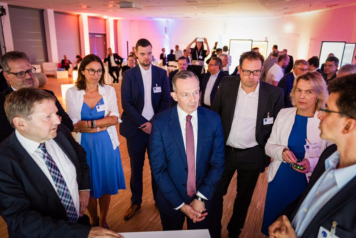 BMV's tweet image. Germany goes digital: neue Software AutobahnOS vernetzt &amp;amp; automatisiert #Fernstraßen. Intelligente Steuerung für sichere, komfortable &amp;amp; klimafreundliche Fahrten ohne Unfall, Zeitverlust &amp;amp; Ärger. Deutlicher Fortschritt für mehr #Verkehrssicherheit &amp;amp; weniger #Staus.