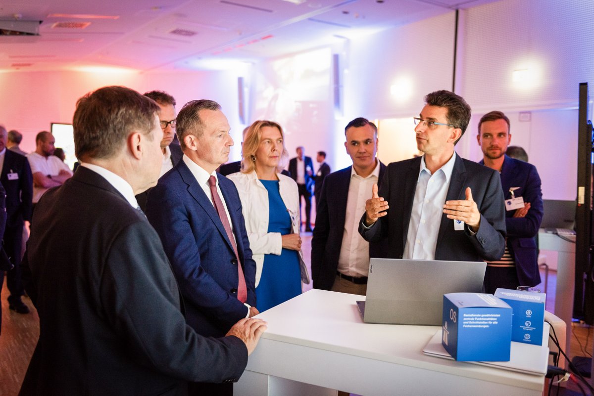 BMV's tweet image. Germany goes digital: neue Software AutobahnOS vernetzt &amp;amp; automatisiert #Fernstraßen. Intelligente Steuerung für sichere, komfortable &amp;amp; klimafreundliche Fahrten ohne Unfall, Zeitverlust &amp;amp; Ärger. Deutlicher Fortschritt für mehr #Verkehrssicherheit &amp;amp; weniger #Staus.