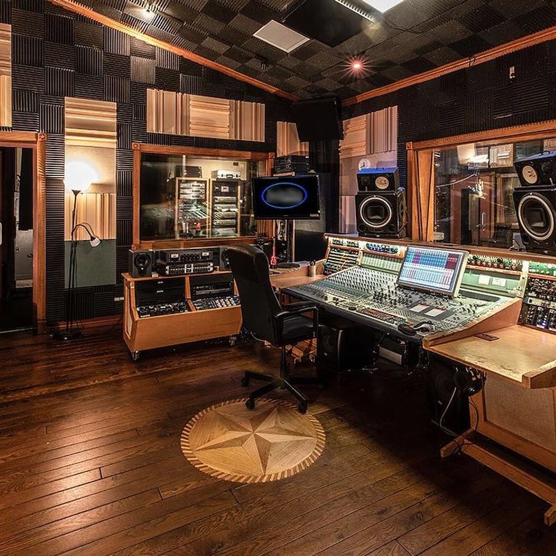theegrandeheels's tweet photo. Ariana Grande is dating the studio, TMZ reports. https://t.co/S6t7MVBkEt