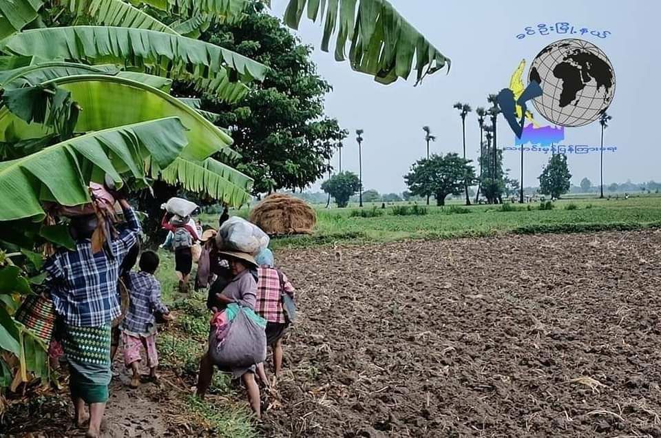 Smo_DAUNG's tweet photo. SAC troops shelled artilleries in the villages of KhinOo tsp, Sagaing division yesterday, resulting in death of 2 locals. Over 5000 residents from 6 villages had to flee. #LegalizationOfNUG #2023Jul21Coup #WhatsHappeningInMyanmar https://t.co/5njw693O1K