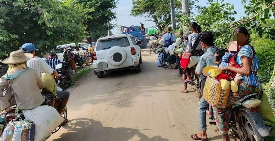 Smo_DAUNG's tweet photo. A large number of residents from 10 villages of YayOo tsp fled as military troops launched an offensive and opened heavy weapon there on 19th July. #LegalizationOfNUG #2023Jul21Coup #WhatsHappeningInMyanmar https://t.co/ISmx0Dxxhm