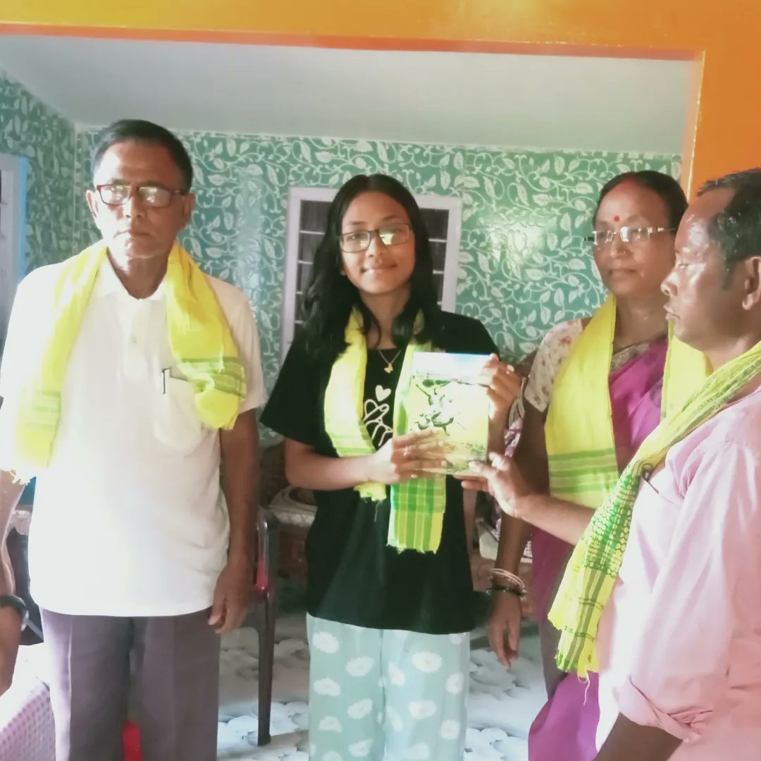 cdfDhubri's tweet photo. ২১-০৭-২০২৩

ধুবুৰী জিলা আগমণী উন্নয়ন খণ্ডৰ অন্তৰ্গত বৰমেৰা গাঁৱেৰ প্ৰাক্তন প্ৰধান শিক্ষক গজেন্দ্ৰ নাথ ৰায়েৰ বেটি ডালিমী ৰায় (মায়া ) গুৱাহাটী বিশ্ববিদ্যালয়েৰ অধীনস্থ ভোলানাথ মহাবিদ্যালয় এৰ ছাত্ৰী যাওৱা স্নাতক ডিগ্ৰী ৰ ফলাফলত ৰাজনীতি বিজ্ঞান(অনাৰ্চ)বিষয়ত অসমেৰ ভিতৰা (২) https://t.co/BKh8LA3lYH