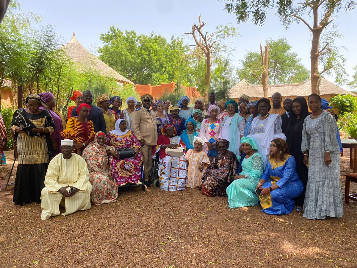 onufemmesmali's tweet photo. L’atelier qui se tient à #Ségou du 21 au 23 juillet a été officiellement lancée par le Directeur de Cabinet du Gouverneur de la région et par ONU Femmes représenté par le Représentant résident adjoint, Arsène Assandé.
L’activité est financée par le #PAREM à travers le basket fund https://t.co/MAF2lO4Ca7