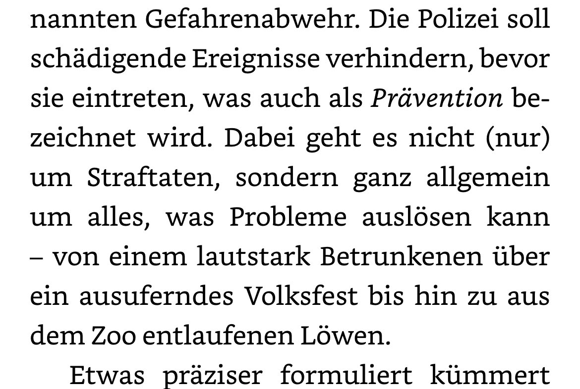 Als ich letztes Jahr das Buch von @tsingelnstein gelesen habe, hab ich noch gedacht „Löwenfangen als Polizeiaufgabe halte ich aber für bissi weit hergeholt, haha“ und jetzt guck ich ganz schön blöd…