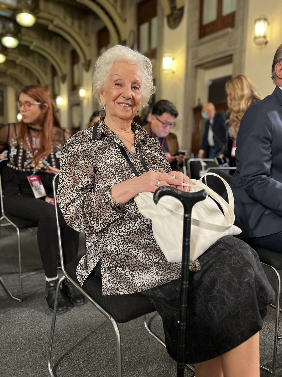 Revista Polemón (@revistapolemon) on Twitter photo La gran Estela de Carlotto, fundadora de las abuelas de Plaza de Mayo, está hoy presente en la mañanera del Presidente <a href="/lopezobrador_/">Andrés Manuel</a>.
Es una luchadora incansable de los derechos humanos en Argentina 🇦🇷 y con 93 años de edad, sigue buscando a las nietas y nietos que fueron La gran Estela de Carlotto, fundadora de las abuelas de Plaza de Mayo, está hoy presente en la mañanera del Presidente <a href="/lopezobrador_/">Andrés Manuel</a>.
Es una luchadora incansable de los derechos humanos en Argentina 🇦🇷 y con 93 años de edad, sigue buscando a las nietas y nietos que fueron