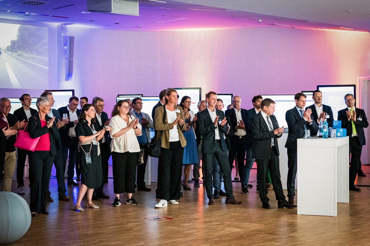 BMV's tweet image. Germany goes digital: neue Software AutobahnOS vernetzt &amp;amp; automatisiert #Fernstraßen. Intelligente Steuerung für sichere, komfortable &amp;amp; klimafreundliche Fahrten ohne Unfall, Zeitverlust &amp;amp; Ärger. Deutlicher Fortschritt für mehr #Verkehrssicherheit &amp;amp; weniger #Staus.