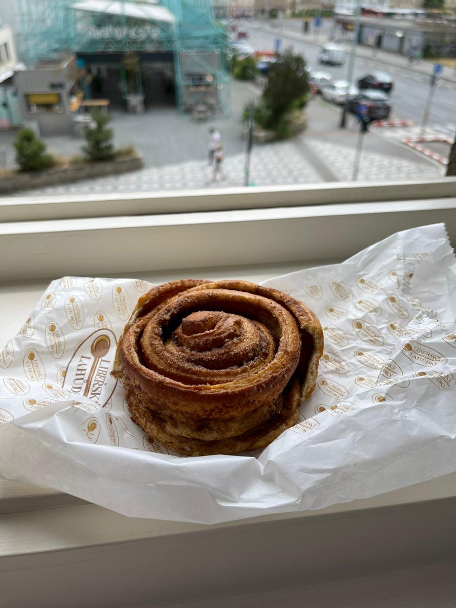 joshblackmarket's tweet image. Cinnamon roll: 24 czk ($1.65).

#valuehunting
