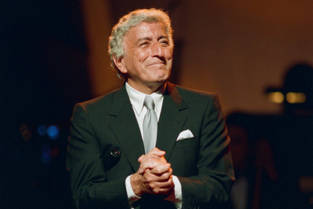 RollingStoneMX's tweet photo. Tony Bennet, el artista cuya música unió múltiples generaciones, ha fallecido a la edad de 96 años.

Bennet fue uno de los últimos crooners (un estilo de canto suave y susurrado) de Estados Unidos. Su estilo musical se basó en estándares de jazz y clásicas canciones americanas. 

La música entera está de luto.

📸 Michael Ochs Archives/Getty Images y NBCU Photo Bank/NBCUniversal/Getty Images. 
.
.
.
#RollingStoneEnEspañol #RollingStone #TonyBennet #Música #Actualidad