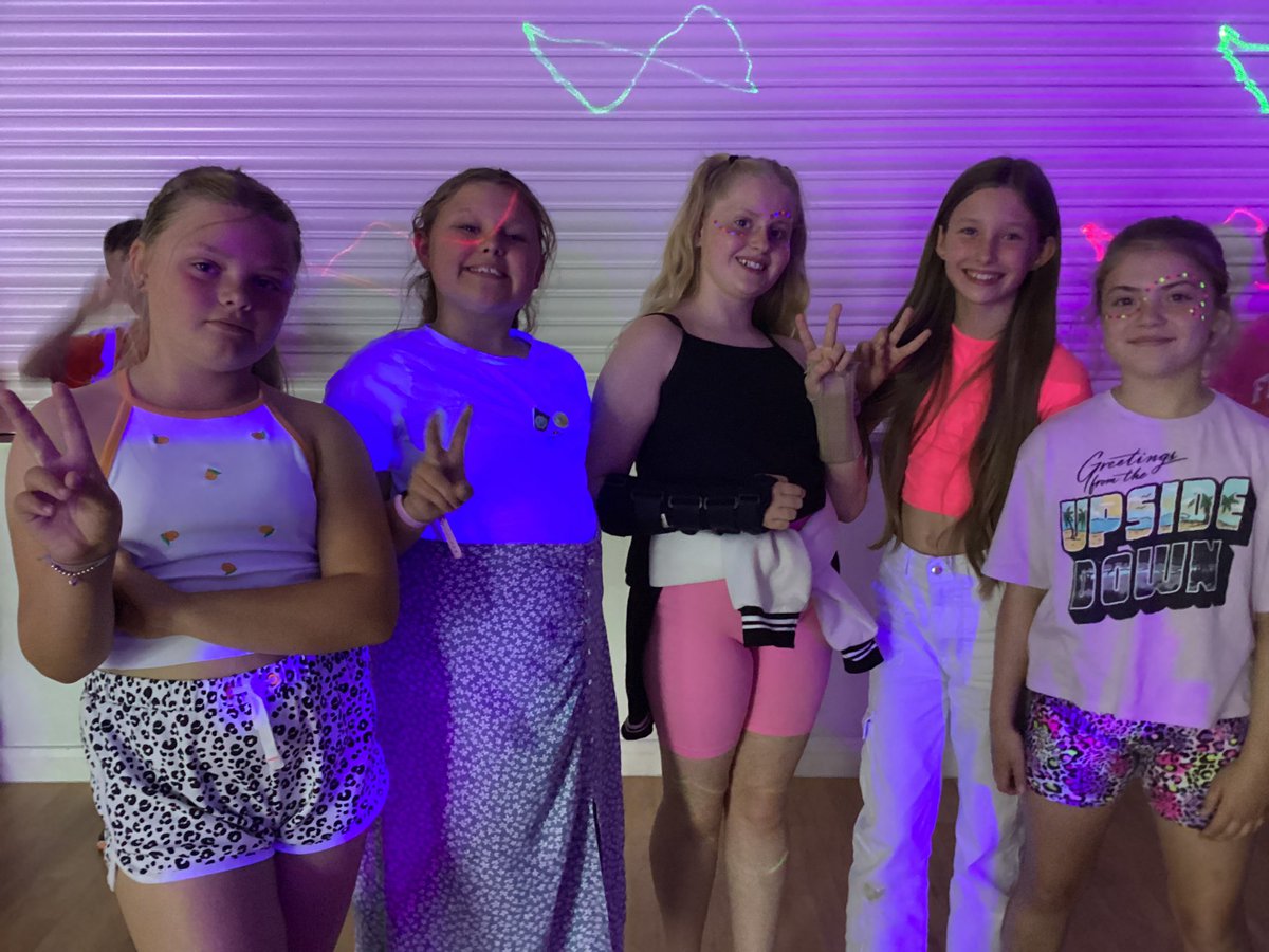 BPPSY5's tweet photo. Finishing off the year with a Neon Disco! 👗🎶👖🕺💃🪩 https://t.co/d717Jg4T2G