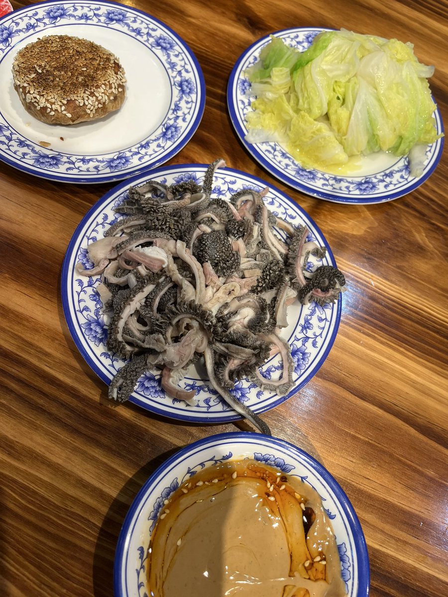 Angela090811's tweet photo. 这玩意到底都是谁在吃呀？臭臭的，我好像在追着一头活羊在啃。yue，真的yue，我头一回想着自己花了钱都忍不下去把它吃了。😟😟😟😟，现在看见这图还反胃。 https://t.co/VdKR3q0JrW
