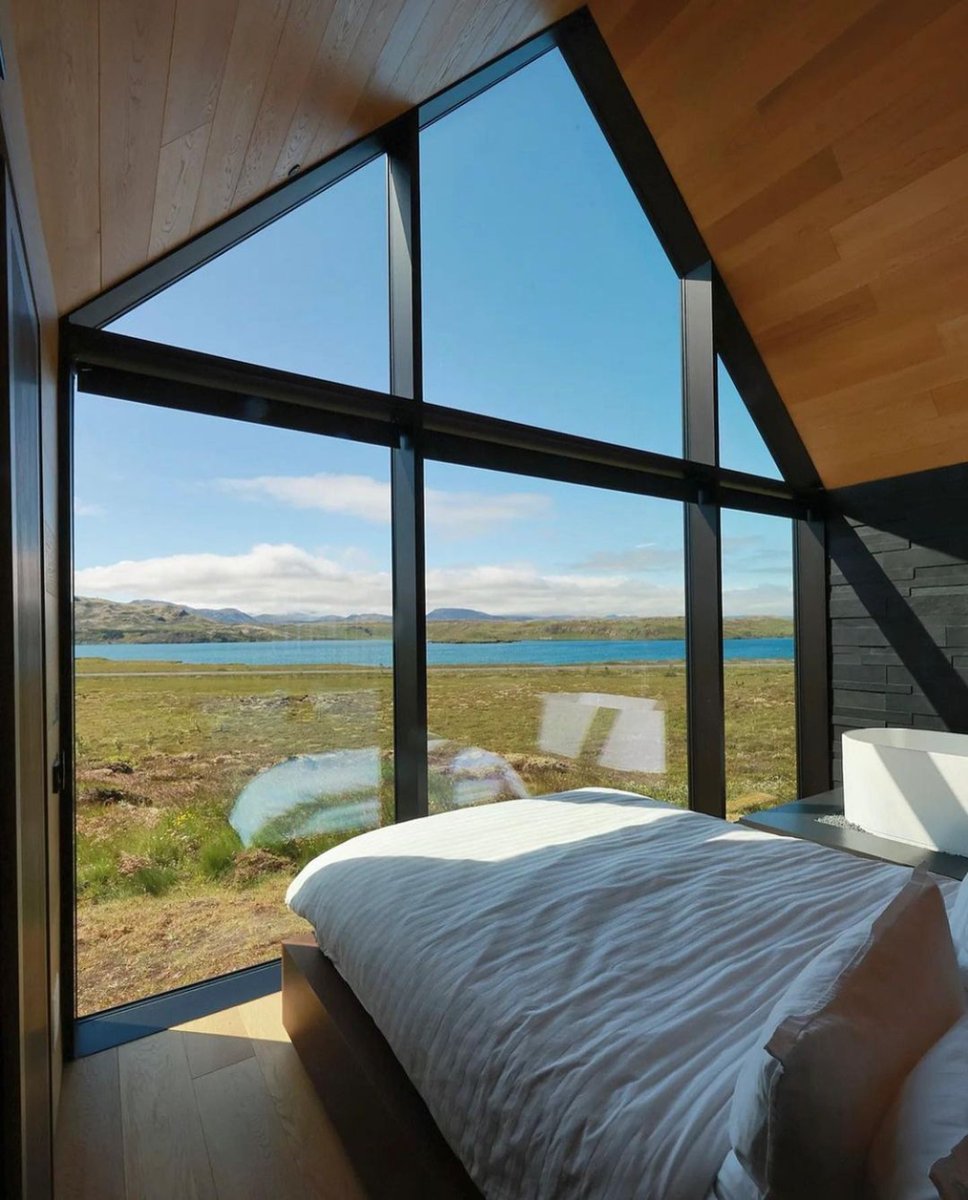Tinyhouse_com's tweet photo. This eco-friendly trend is sweeping rooftops with a burst of lush greenery 🌿🏡

🏡: @icelandlakeview https://t.co/YQlZGvJeGm