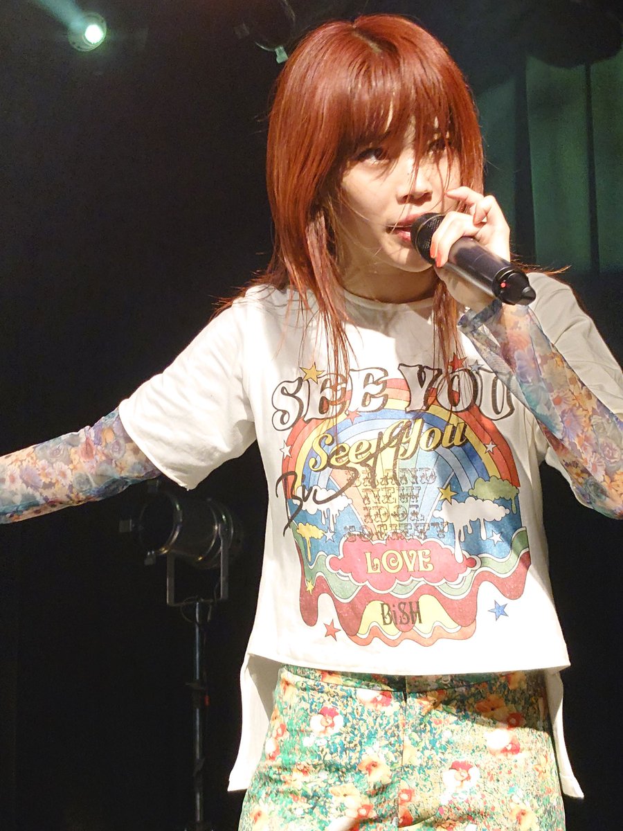 ake0413aina1227's tweet photo. FORLiVETOUR神戸
この日初どん君披露されたのと
アイナちゃんからの曲紹介
"PAiNT it BLACKどうぞ"聴けたー
ホールとはまた違う
歌声、ダンス、迫力
目の前の可愛さに心奪われました
赤髪アイナちゃん😍
#FORLiVETOUR
#BiSH神戸
#アイナジエンド https://t.co/XzGdFsnYZe