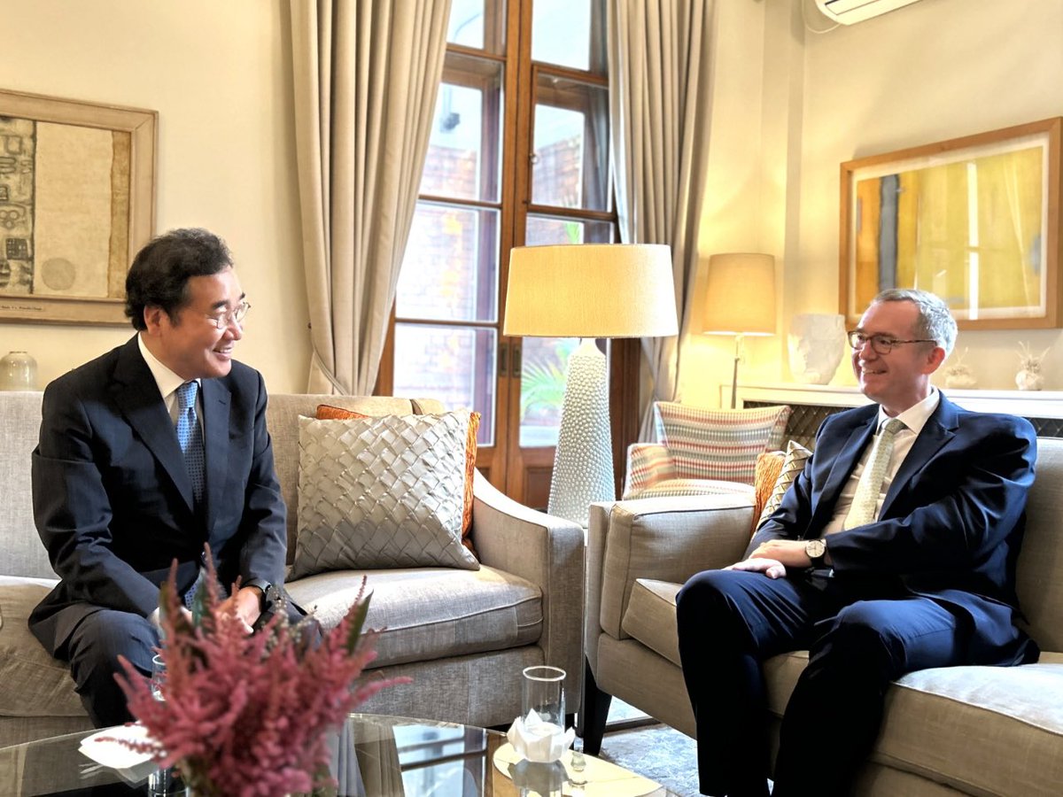 <주한 영국대사  만찬대화>
덕수궁 옆 주한영국대사관저에서 콜린 크룩스 <a href="/ColinCrooks1/">Colin Crooks | 콜린 크룩스</a> 대사와 저녁식사를 함께하며 2시간 동안 얘기를 나눴습니다. 영국대사관측 초청이었습니다.