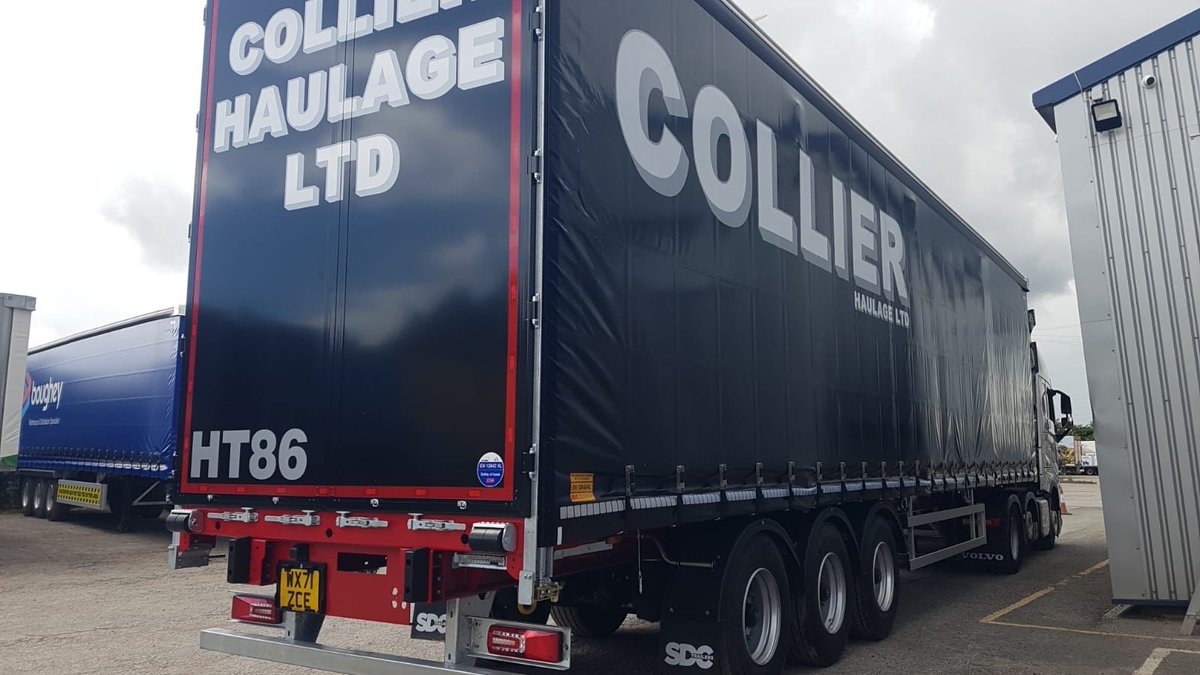 SDCtrailers's tweet photo. Always nice to see the finished product in action 🚛 🚚 🚛 These shiny new SDC Trailers make up a batch of 20 new Tri-axle Curtainsiders going into service with #CollierHaulage in South Wales.
Thank you for your continued trust in @SDCTrailers.
#alwaysmovingforwards https://t.co/QFe36Hc7Lp