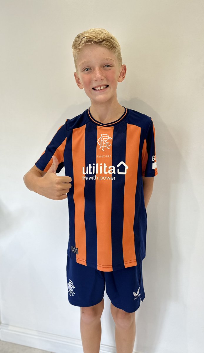 tsssrcasjs's tweet photo. @ToddCantwell_10 @RangersFC when your son wears the strip of his idol, and wears it well. #RangersFC #ToddCantwell #Rangers3rdKit https://t.co/s9d7aUzOvt
