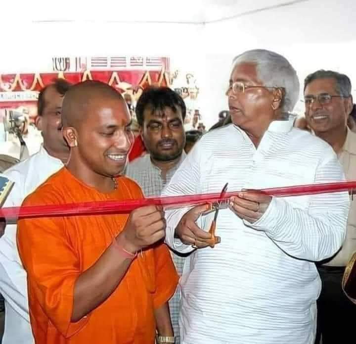TheBahubali_IND's tweet photo. समय का चक्र कैसे घूमता है...?

वो देखना है तो इस छवि को देखिये, ये छवि तब की है जब लालू यादव रेलमंत्री थे और "योगी आदित्यनाथ" जी गोरखपुर के सांसद थे..

लालू प्रसाद यादव की तूती बोलती थी पूरे देश में वे जहाँ कहीं जाते उनको सुनने वालों की भीड़ लग जाती थी किसी को कुछ भी बोल दिया करते थे पर मज़ाल कोई कुछ बोल सके 2009 के लोकसभा चुनावों में वो कह रहे थे योगी जी साम्प्रदायिक व्यक्ति हैं और ये गोरखपुर के बाहर नहीं निकल सकते...!!

आज योगी जी देश के सबसे बड़े राज्य उत्तर प्रदेश के यशस्वी मुख्यमंत्री हैं और लालू प्रसाद यादव जेल से वापस आने के बाद अंतिम समय गिन रहे हैं जिस पार्टी मैं  सत्ता का दम्भ था उनके बेटों ने ही सब मटिया पलीद कर दिया..!! 

यही है काल चक्र, यही है कर्म गति ...!
मुख्यमंत्���ी योगी आदित्यनाथ जिंदाबाद

#PMModiji 
#YogiAdityanath 
#jaishreeram 
#jaihanuman