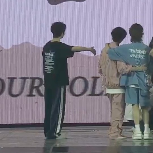 wonforboo's tweet photo. “that place next to wonwoo is seungkwan’s place” 💜🫂🧡 https://t.co/hDVSnlttzX
