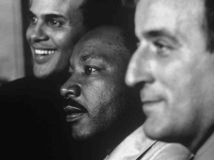 WarlockWeirdo's tweet photo. ๐ธ Amazing throwback! ๐ Tony Bennett, the legendary singer, proudly standing alongside Dr. Martin Luther King Jr. during the iconic Selma march in 1965. A powerful moment in history that reflects Tony's dedication to civil rights.
#TonyBennett #MLK #SelmaMarch #CivilRightsIcon #CivilRights