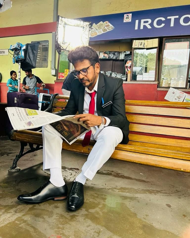 shivuaDDa's tweet photo. Boss @NimmaShivanna 😍🔥 eXclusive pic from Ad Shoot ❤️

#Shivanna #Shivarajkumar #DrShivaRajkumar #ShivuaDDa https://t.co/8kF1rOoB9l