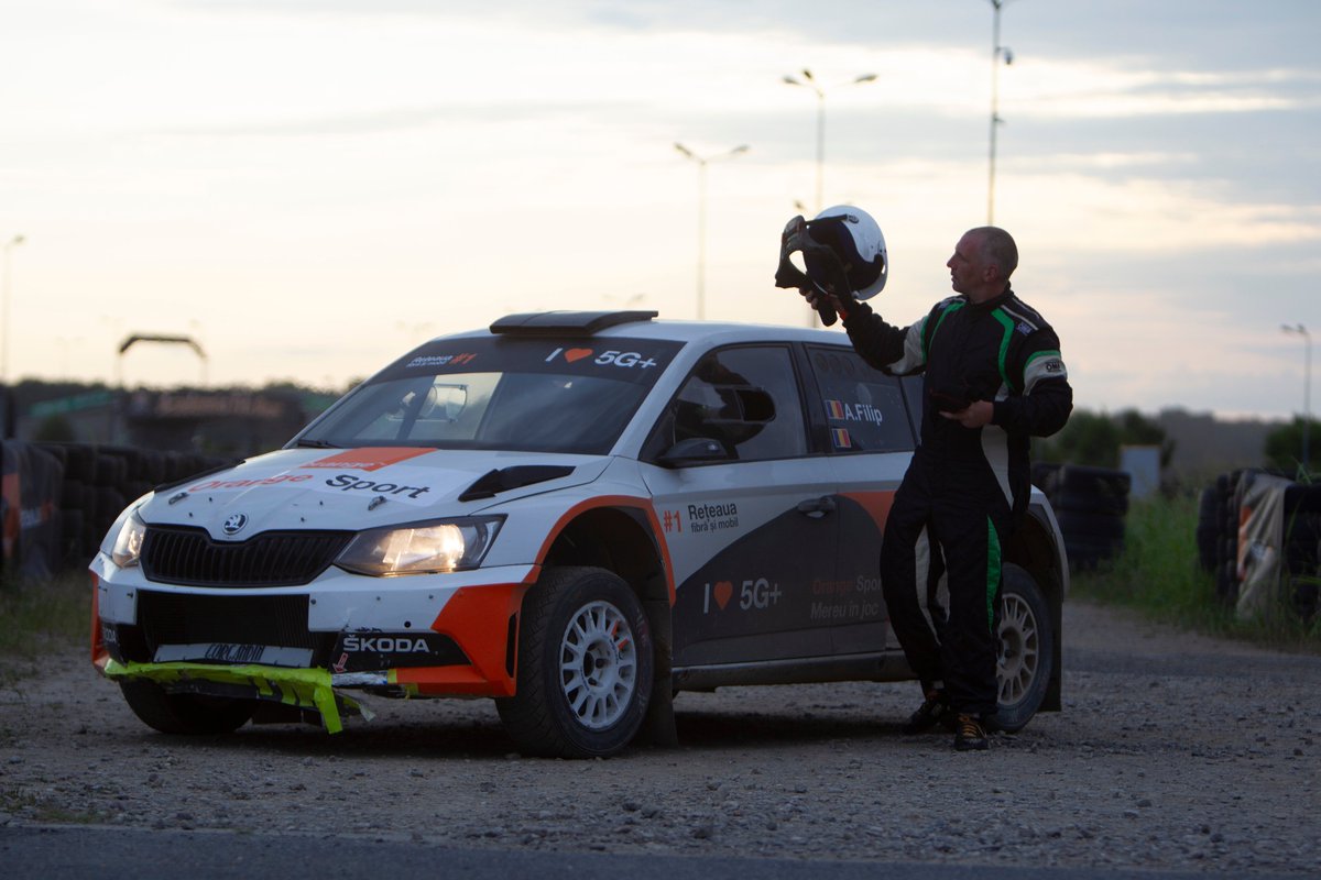 OrangePR_ro's tweet photo. ⬇️Adrenalină, viteză, concentrare sunt atributele ce descriu o cursă de raliu, dar și ceea ce prietenii #OrangeSport au trăit ieri, din mașina pilotată de Alex Filip la #AcademiaTitiAur &amp; ca telespectatori într-un nou eveniment găzduit de @DrevonAntoine- CMO @orangeromania https://t.co/2UroOsd5fX