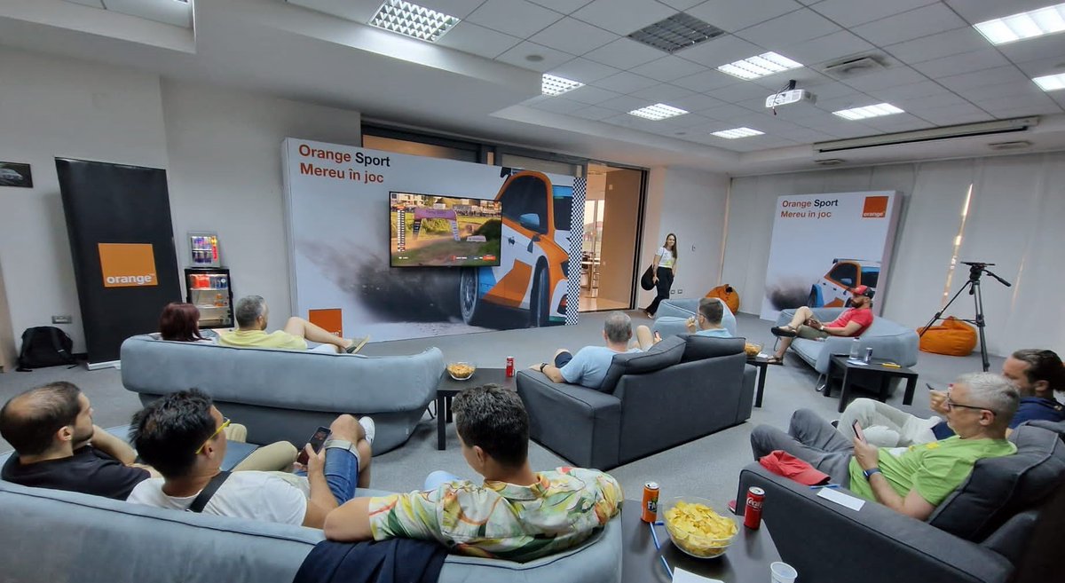 OrangePR_ro's tweet photo. ⬇️Adrenalină, viteză, concentrare sunt atributele ce descriu o cursă de raliu, dar și ceea ce prietenii #OrangeSport au trăit ieri, din mașina pilotată de Alex Filip la #AcademiaTitiAur &amp; ca telespectatori într-un nou eveniment găzduit de @DrevonAntoine- CMO @orangeromania https://t.co/2UroOsd5fX