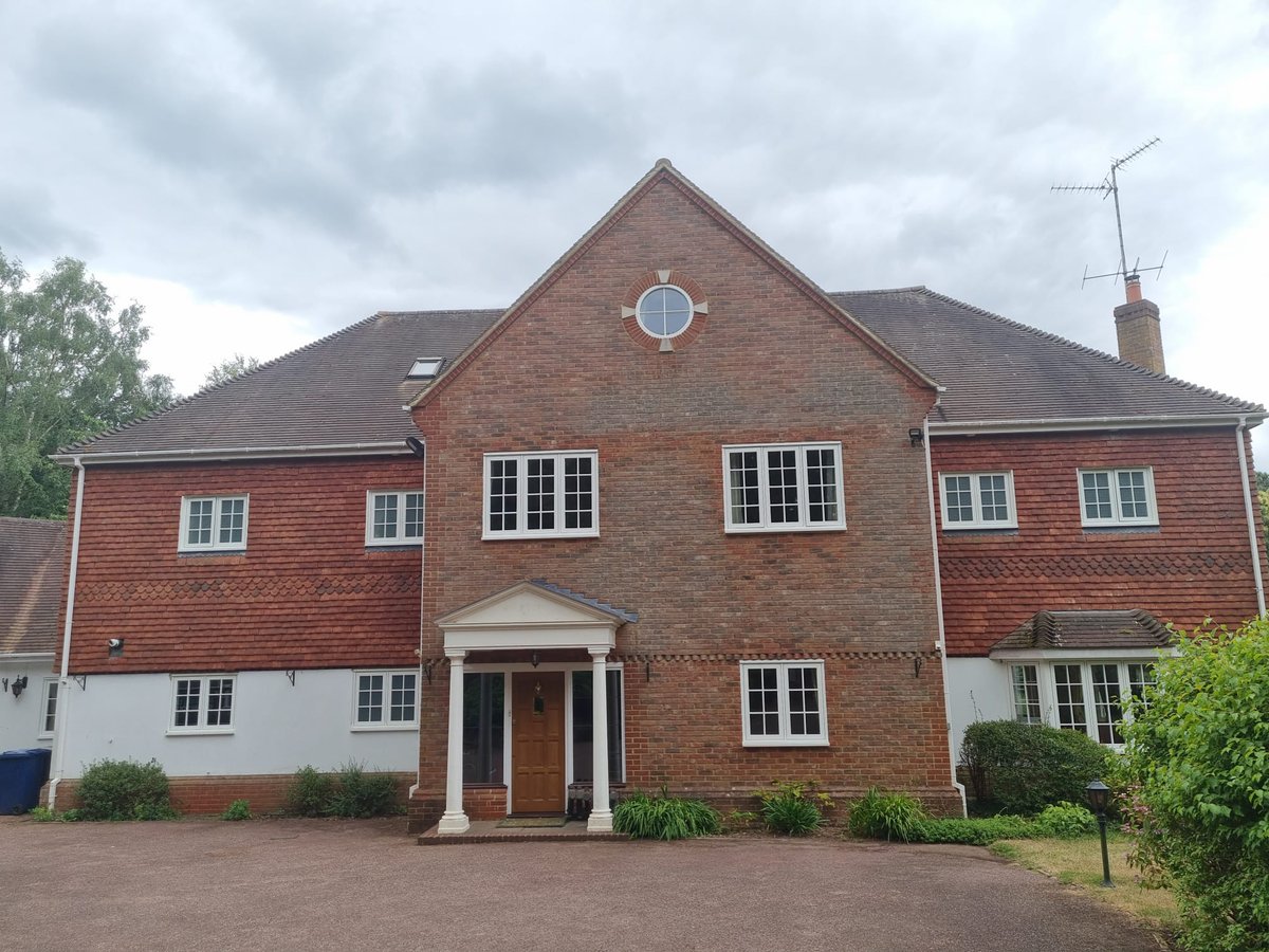PPGlass1's tweet image. Multiple new casement windows from the Evolution range have given this Surrey home a new lease of life. We love the timeless style the customer opted for!

#casementwindows #evolution #evolutionwindows #pandpglass