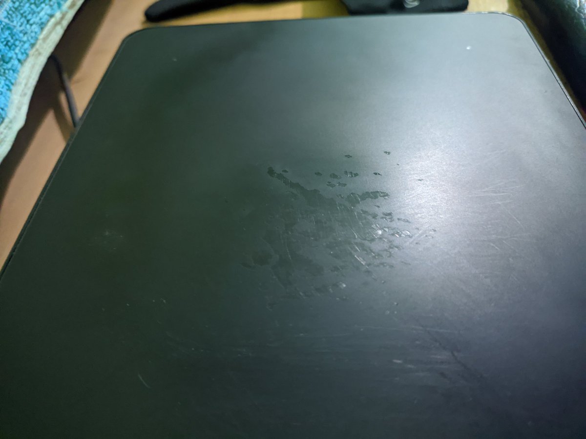 rdstudios__'s tweet photo. Dear Veikk,
I buy veikk graphic tablet model:- VK640 on 9th September 2022.
In less then one year the tablet base colour cote is removing slowly and slowly you can see on photo. Please Veikk help what can I do. @veikktablet 
#veikk #veikktablet #graphictablet https://t.co/jolgzaBRg1