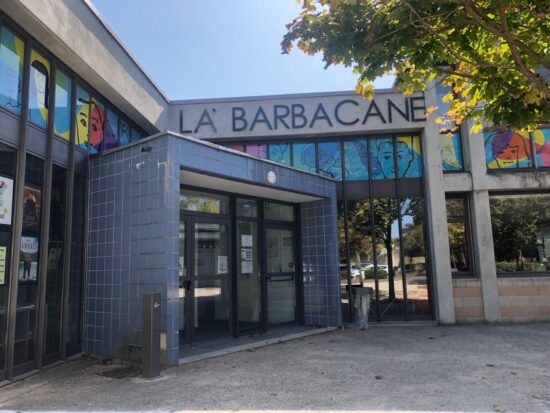 Les_Yvelines's tweet photo. #MinuteCulture 💭 Connaissez-vous La Barbacane ? Soutenue par le Département, cette scène participe à la création et à la diffusion des arts vivants, sur scène et hors les murs. La salle propose des offres pour les détenteurs de Pass + et Pass Malin. 
➡️ https://t.co/ojuvQOx1LX https://t.co/99nVV0IlKW