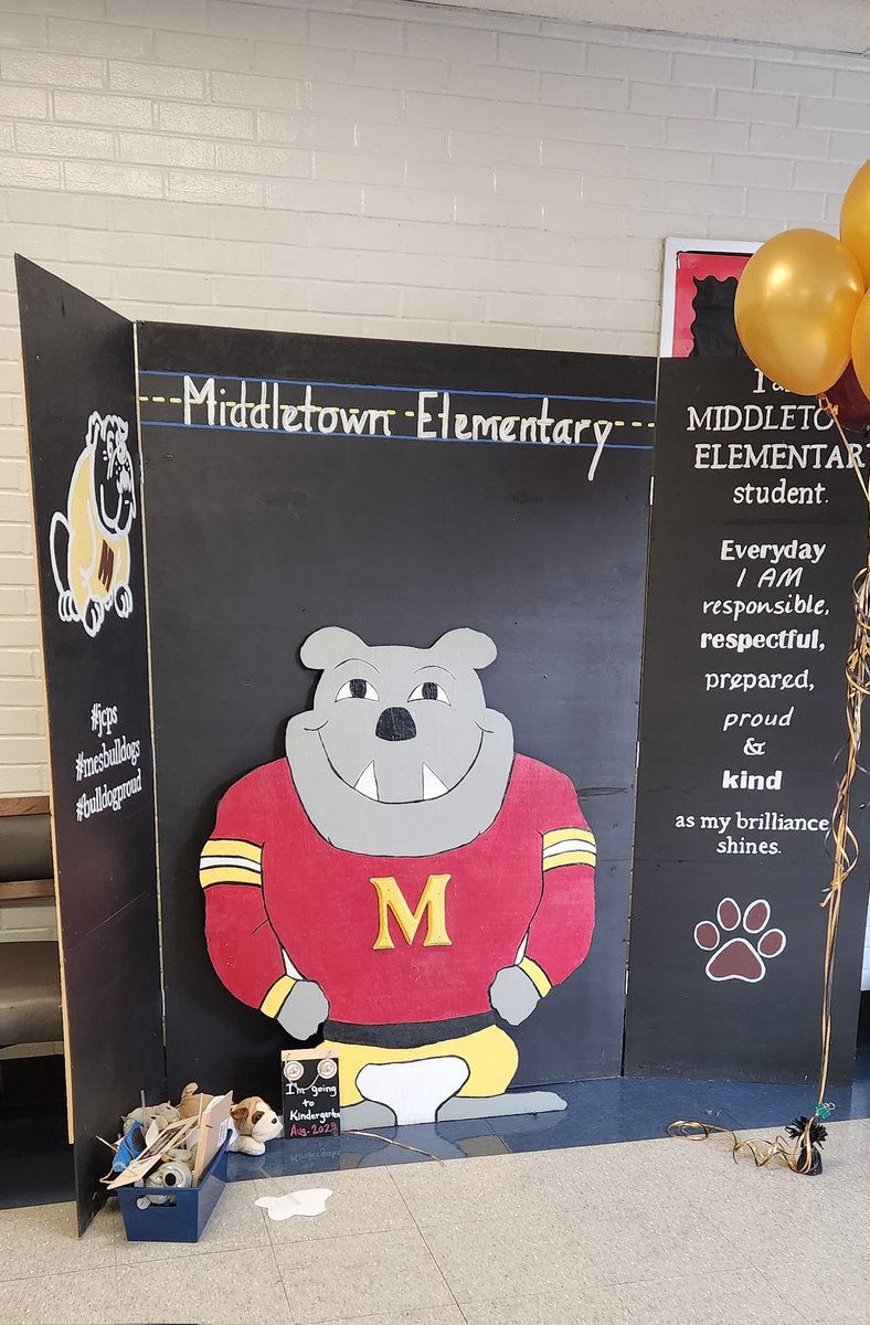 HMFRC's tweet photo. What an amazing turnout for our new bulldog families last night! We are so excited about the new school year! A huge shout out to @Roosters in Middletown for sponsoring or dinner and our amazing @MiddletownES PTA! @GoffnerGwen @JCPSAsstSuptASP @FRYSCKy https://t.co/EqVEeAWBT6