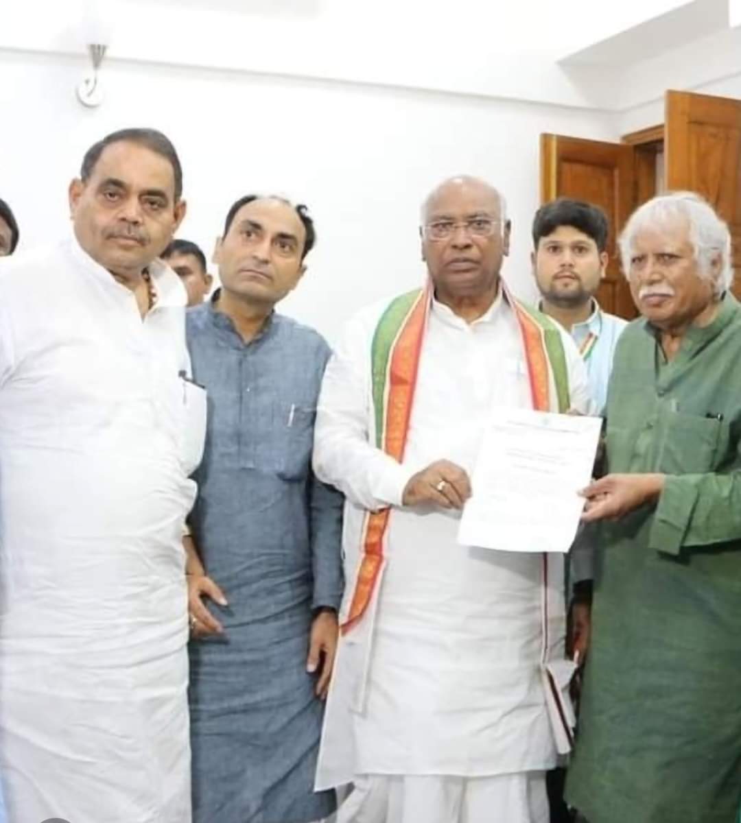 rajesh_vns_bjp's tweet photo. भारतीय राष्ट्रीय कांग्रेस के राष्ट्रीय अध्यक्ष श्री @kharge जी को जन्मदिवस के अवसर पर बधाई एवं शुभकामनाएं।

मैं बाबा विश्वनाथ जी से आपके उत्तम स्वास्थ्य एवं दीर्घायु जीवन की कामना करता हूँ। https://t.co/SMPmXxypW3