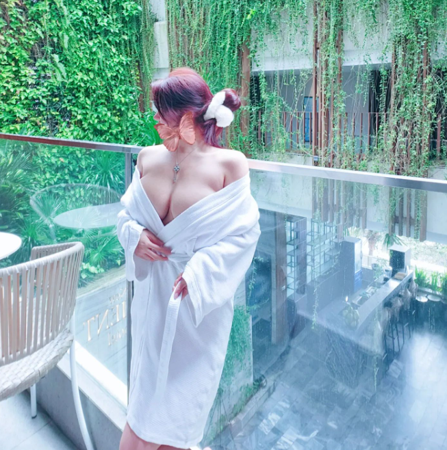 这条点赞过200 下一天发裸照