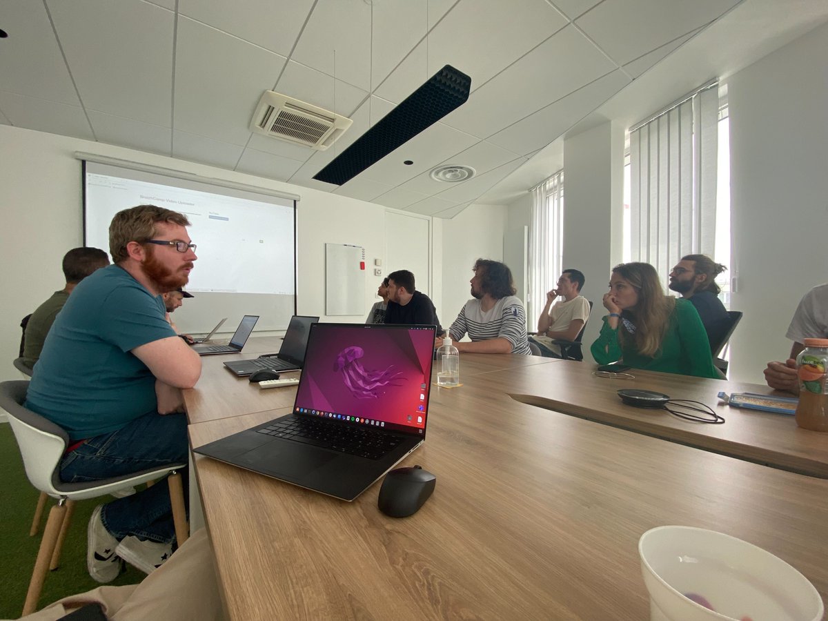 ☀️💻#DOJO SummerTech💻☀️

Ce midi la Team #java / #kotlin nous a proposé un menu aux petits oignons 🧅! Au programme : transformation d’une application Java existante en Kotlin, un guide de bonnes pratiques et réflexion !💭

Merci à tous pour cet atelier au top ! 🌴

#dev #rennes