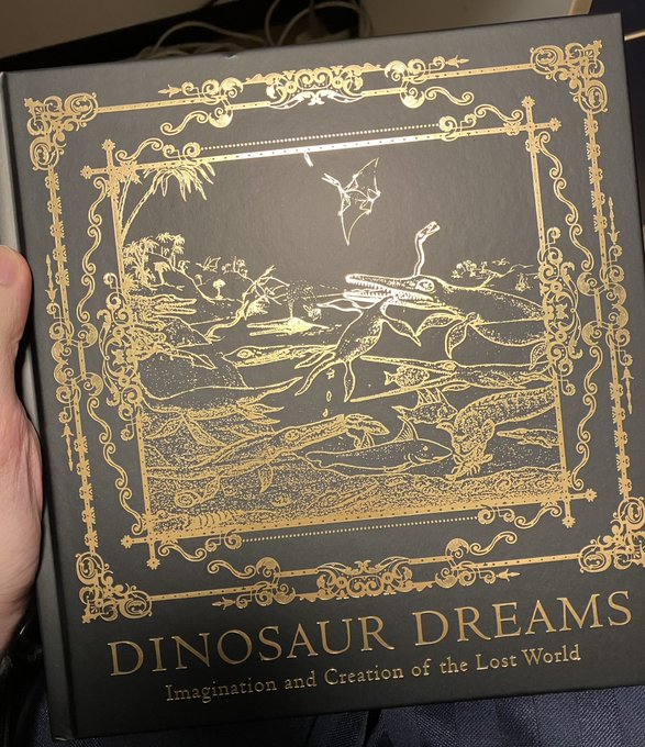 今日図鑑展、うかがう暇がなかったのて図録だけ買いました
金の箔押しかわいすぎる 