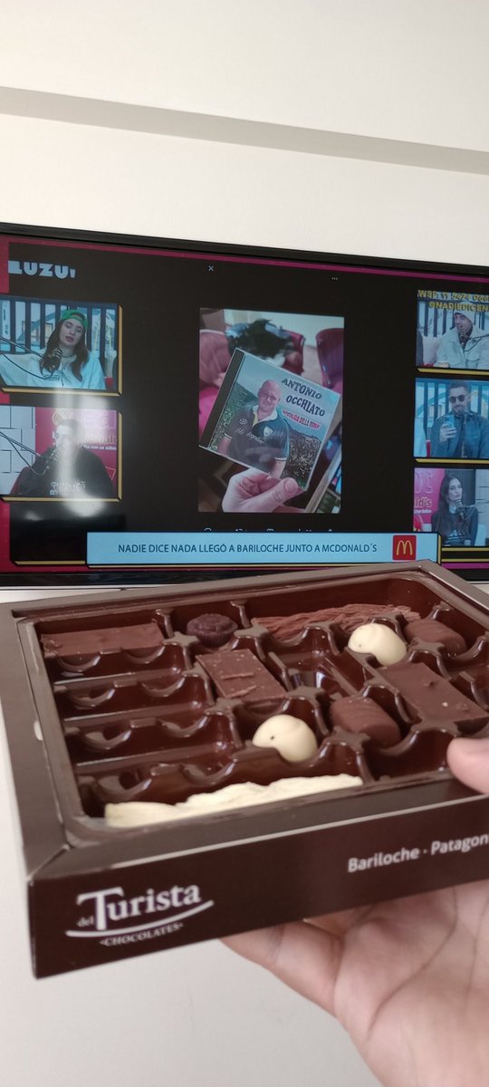 D_Upside's tweet photo. #nadiedicenada gusto culposo.. desayunar chocolates mientras los miro teniendolos cerca en Bariloche ❤️ https://t.co/S5WPurZzoj