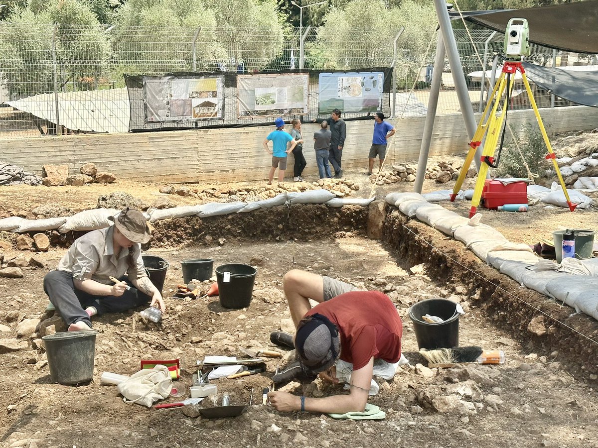 Quand diplomatie rime avec #archéologie : cap sur la Galilée et le site préhistorique d’Eynan/Ain Mallaha, où la coopération 🇫🇷🇮🇱 a mis au jour une découverte fondamentale pour l’histoire de l’Humanité : le plus ancien village sédentaire au monde ! 🧶 1/