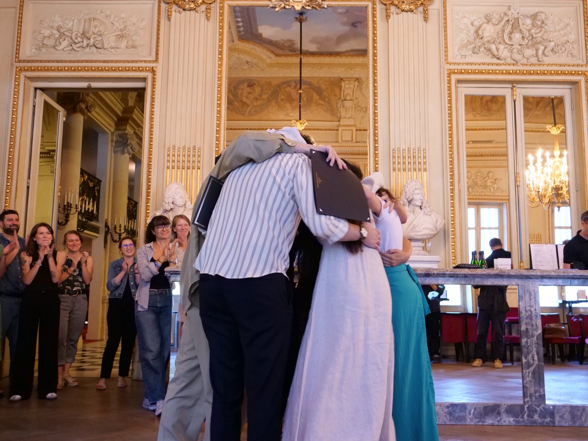 ComedieFr's tweet photo. [ACADÉMIE] Aujourd’hui c’était la remise des diplômes de la promotion 22-23 de l’Académie.  Félicitations à tous et toutes ! 👏 https://t.co/JqyUAjikGB